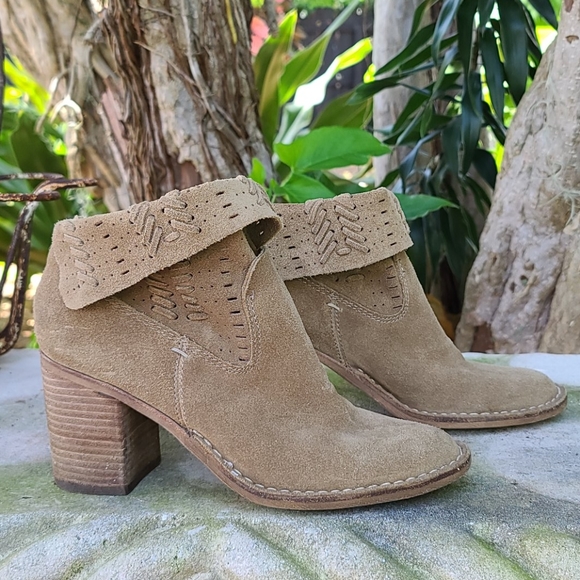 dolce vita tan suede booties